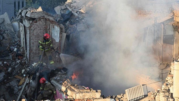 Equipes de resgate atuam em um pr&eacute;dio residencial parcialmente destru&iacute;do por ataques de m&iacute;sseis russos na cidade de Lviv, no oeste da Ucr&acirc;nia, em 30 de julho de 2026, em meio &agrave; invas&atilde;o russa na Ucr&acirc;nia. Autoridades da regi&atilde;o de Poltava, no leste da Ucr&acirc;nia, informaram que uma pessoa morreu em um ataque de drone a um armaz&eacute;m, enquanto pelo menos 15 pessoas ficaram feridas em ataques &agrave; cidade de Lviv, no oeste do pa&iacute;s. A R&uacute;ssia lan&ccedil;ou 74 m&iacute;sseis e 284 drones contra a Ucr&acirc;nia na noite anterior, segundo informa&ccedil;&otilde;es de Kiev, em 30 de julho de 2026. (Foto de Yuriy Dyachyshyn / AFP)