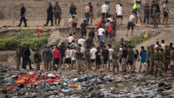 Soldados españoles vigilan cómo los migrantes regresan a Marruecos tras haber cruzado la frontera para entrar en el enclave español de Ceuta, en el norte de África, el 31 de julio de 2026.