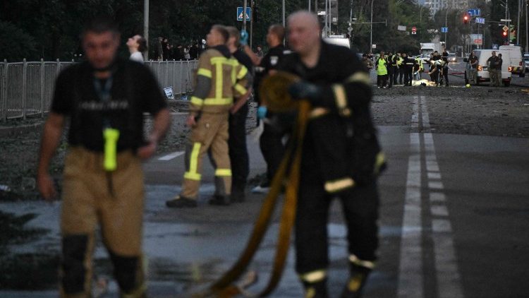 Los bomberos ucranianos trabajan en el lugar de un ataque con misiles ocurrido el 1 de agosto de 2026