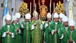 Parolin bíboros a székesegyházban a helyi püspökökkel  