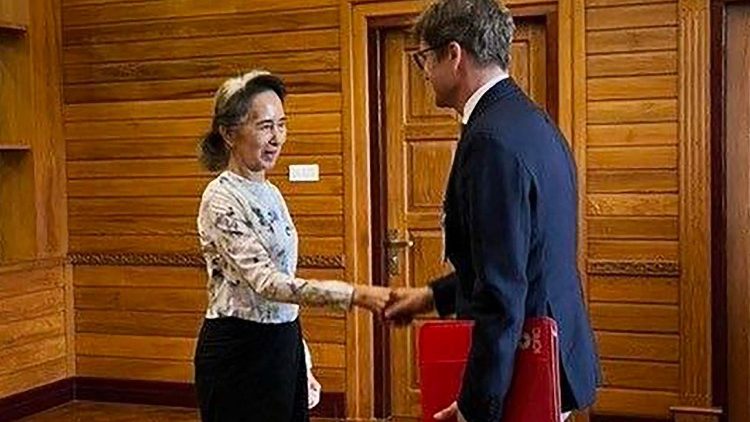 Foto diffusa il 3 agosto dall'Ufficio stampa e informazione presidenziale del Myanmar (PPIB): Aung San Suu Kyi (a sinistra) incontra Arnaude de Baecque, rappresentante residente del Comitato internazionale della Croce Rossa (CICR) in Myanmar