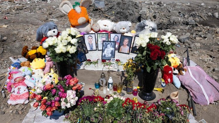 Esta foto mostra um memorial improvisado em homenagem a uma fam&iacute;lia cujos membros foram mortos em um ataque de m&iacute;ssil em 30 de julho de 2026, na cidade de Kryvyi Rig, no centro da Ucr&acirc;nia, em 3 de agosto de 2026, durante a invas&atilde;o russa da Ucr&acirc;nia. Um funcion&aacute;rio dos servi&ccedil;os de emerg&ecirc;ncia ucranianos havia dito anteriormente &agrave; AFP que as mortes de seis pessoas foram confirmadas, enquanto outras quatro eram consideradas mortas, mas ainda n&atilde;o haviam sido formalmente identificadas. (Foto de Serhii Okunev / AFP)