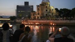 Hiroshima, lungo il fiume Motoyasu, cerimonia in ricordo delle vittime, in occasione dell'81mo anniversario del primo attacco atomico al mondo