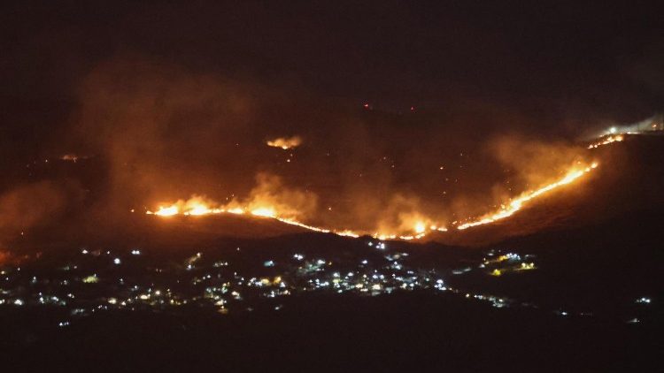 Inc&ecirc;ndios se alastram nos arredores da vila de Kfar Shouba, no sul, em consequ&ecirc;ncia dos bombardeios israelenses que tiveram a regi&atilde;o como alvo