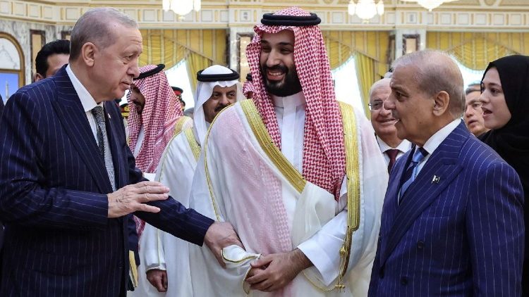 Le président turc Recep Tayip Erdogan, le prince héritier Mohamed ben Salmane, et le premier ministre pakistanais Shebaz Sharif après la signature de leur premier accord de défense mutuelle à La Mecque le 7 août 2026. 