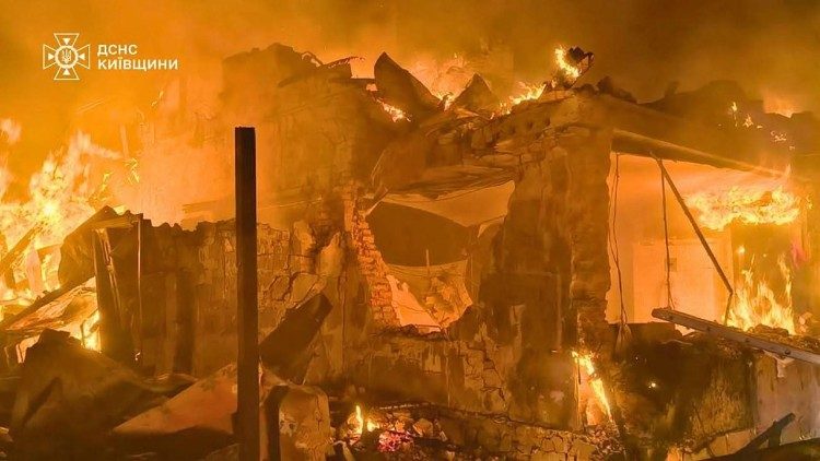 Esta fotografia divulgada pelo Servi&ccedil;o Estatal de Emerg&ecirc;ncia da Ucr&acirc;nia em 8 de agosto de 2026 mostra um edif&iacute;cio em chamas ap&oacute;s ataques de m&iacute;sseis bal&iacute;sticos russos na regi&atilde;o de Kiev, em meio &agrave; invas&atilde;o russa da Ucr&acirc;nia. (Foto: Divulga&ccedil;&atilde;o / Servi&ccedil;o Estatal de Emerg&ecirc;ncia da Ucr&acirc;nia / AFP)