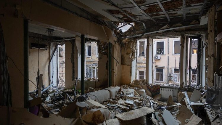 Esta fotografia mostra um apartamento destru&iacute;do em um pr&eacute;dio no local de um ataque a&eacute;reo russo em Odessa, em 9 de agosto de 2026, durante a invas&atilde;o russa na Ucr&acirc;nia. (Foto de Oleksandr Gimanov / AFP)