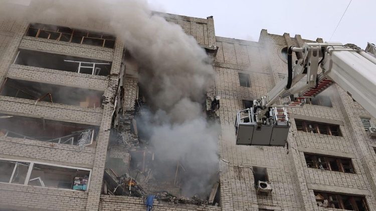Esta fotografia, divulgada pelo Servi&ccedil;o Estatal de Emerg&ecirc;ncia da Ucr&acirc;nia em 9 de agosto de 2026, mostra bombeiros combatendo um inc&ecirc;ndio em um pr&eacute;dio residencial danificado ap&oacute;s um ataque a&eacute;reo russo na cidade de Kharkiv, no leste do pa&iacute;s, durante a invas&atilde;o russa da Ucr&acirc;nia.  (Photo by Handout / STATE EMERGENSY SERVICE OF UKRAINE / AFP
