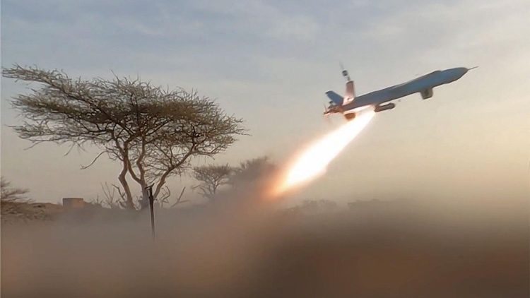 Un drone lanciato verso quelle che le autorità Houthi hanno definito "concentrazioni di truppe saudite e depositi di armi" nel porto di Mokha
