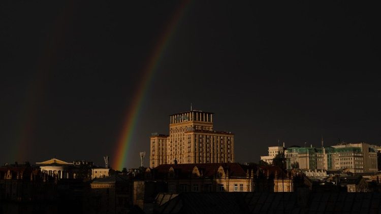 L'acobaleno sopra il cielo di Kyiv l'8 agosto 2026 dopo una notte di attacchi russi 