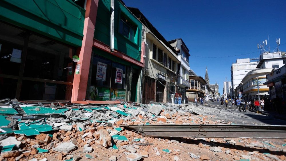 Entulho em uma rua é mostrado após o terremoto em Manizales, Colômbia, em 10 de agosto de 2026. Um forte terremoto atingiu a Colômbia em 10 de agosto e foi fortemente sentido em grandes cidades como Bogotá e Cali, e até mesmo em Quito e no Panamá, de acordo com o Serviço Geológico da Colômbia e conforme confirmado por repórteres da AFP. (Foto de Jonh Bonilla / AFP)