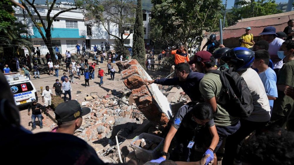 Pessoas procuram sobreviventes em meio aos escombros de um prédio que desabou após um terremoto em Cali, Colômbia, em 10 de agosto de 2026. Um forte terremoto atingiu a Colômbia e países vizinhos da América Latina em 10 de agosto de 2026, com equipes médicas correndo para ajudar as vítimas após prédios serem danificados ou desabarem em diversas cidades. O Serviço Geológico da Colômbia e seu equivalente americano, o USGS, registraram magnitude 7,4, com epicentro a 100 km de profundidade no oeste do país. Inicialmente, a Colômbia havia estimado a magnitude em 6,6. (Foto de JOAQUIN SARMIENTO / AFP)