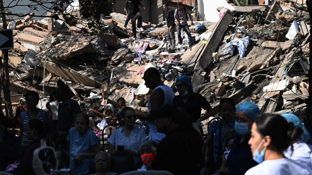 Pessoas procuram sobreviventes em meio aos escombros de um prédio que desabou após um terremoto em Cali, Colômbia, em 10 de agosto de 2026. Um forte terremoto atingiu a Colômbia e países vizinhos da América Latina em 10 de agosto de 2026, com equipes médicas correndo para ajudar as vítimas após prédios serem danificados ou desabarem em diversas cidades. O Serviço Geológico da Colômbia e seu equivalente americano, o USGS, registraram magnitude 7,4, com epicentro a 100 km de profundidade no oeste do país. Inicialmente, a Colômbia havia estimado a magnitude em 6,6. (Foto de Joaquin Sarmiento / AFP)