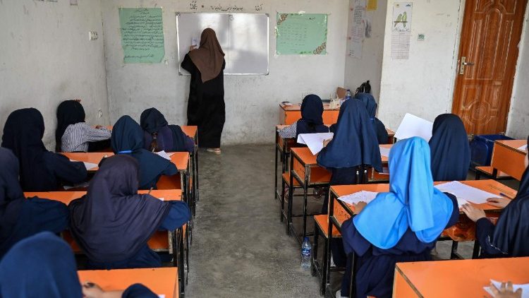 Kabul, una scuola primaria, unica istruzione possibile per le ragazze afghane