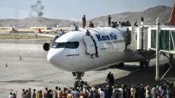 Kabul, il tentativo di fuga degli afghani che presero d'assalto l'aeroporto della capitale