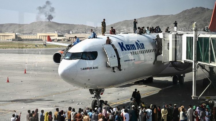 Kabul, il tentativo di fuga degli afghani che presero d'assalto l'aeroporto della capitale
