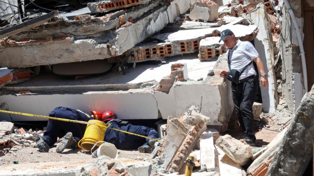Equipes de resgate buscam sobreviventes em um prédio desabado após um terremoto em Manizales, Colômbia, em 10 de agosto de 2026. Um forte terremoto atingiu a Colômbia e países vizinhos da América Latina em 10 de agosto de 2026, com equipes médicas correndo para ajudar as vítimas após prédios serem danificados ou desabarem em diversas cidades. O Serviço Geológico da Colômbia e seu equivalente americano, o USGS, registraram magnitude 7,4, com epicentro a 100 km de profundidade no oeste do país. Inicialmente, a Colômbia havia estimado a magnitude em 6,6. (Foto de Giovanny Galvez / AFP)