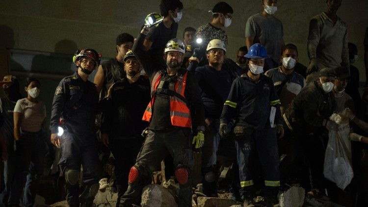 Los equipos de rescate buscan supervivientes entre los escombros de un edificio derrumbado tras un terremoto ocurrido en Pereira (Colombia) el 10 de agosto de 2026.