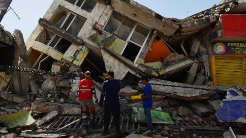 Colombia, oltre 200 le vittime del sisma. Il cardinale Rueda: si cerchi il bene comune