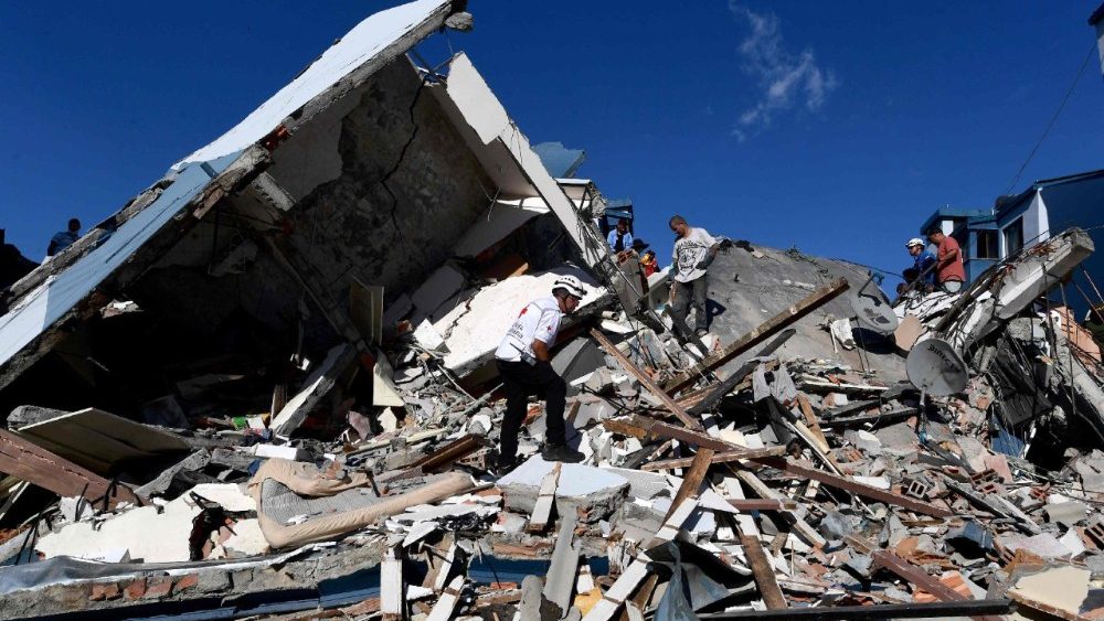 Equipes de resgate buscam sobreviventes em meio aos escombros de um prédio que desabou após um terremoto em Pereira, Colômbia, em 10 de agosto de 2026. Um forte terremoto atingiu a Colômbia e países vizinhos da América Latina em 10 de agosto de 2026, com equipes médicas correndo para ajudar as vítimas após prédios serem danificados ou desabarem em diversas cidades. O Serviço Geológico da Colômbia e seu equivalente americano, o USGS, registraram magnitude 7,4, com epicentro a 100 km de profundidade no oeste do país. Inicialmente, a Colômbia havia estimado a magnitude em 6,6. (Foto de Jaime Saldarriaga / AFP)