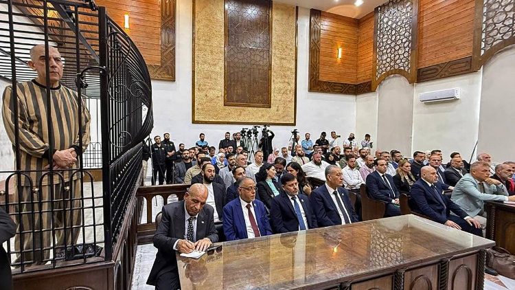 Una fotografia dell'udienza diffusa dal ministero degli Interni siriano l'11 agosto in cui appare l'ex capo della sicurezza politica della provincia di Daraa, nel sud della Siria, Atef Najib