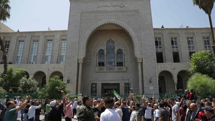 Damasco, l'esultanza di civili siriani davanti al tribunale per la condanna a Bashar al-Assad