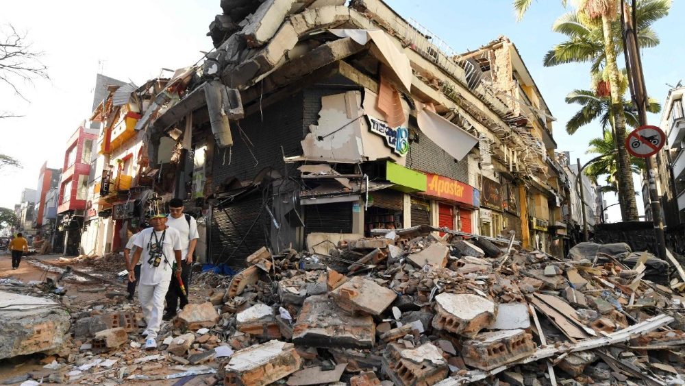 Pessoas passam pelos escombros de um prédio desabado após um terremoto em Pereira, Colômbia, em 11 de agosto de 2026. (Foto de Jaime SALDARRIAGA / AFP)