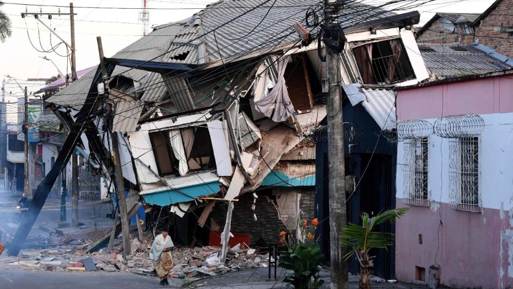 Uma casa desabada é mostrada após um terremoto em Pereira, Colômbia, em 11 de agosto de 2026. Voluntários e socorristas colombianos removeram os escombros com as próprias mãos em busca de sobreviventes na madrugada de 11 de agosto, após o terremoto mais forte no país em uma década ter matado pelo menos 169 pessoas e destruído dezenas de prédios. (Foto de Jaime Saldarriaga / AFP)