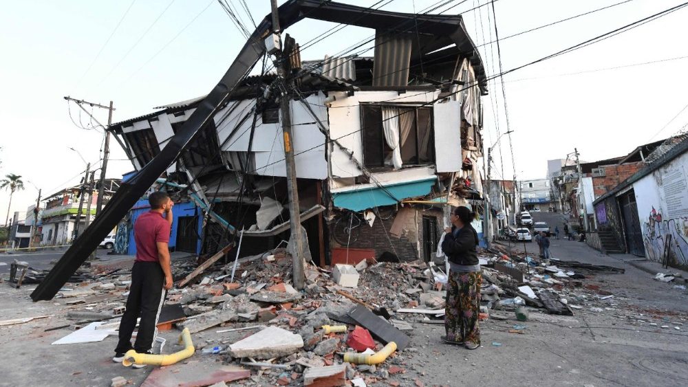 Um casal está em meio aos escombros de uma casa que desabou após um terremoto em Pereira, Colômbia, em 11 de agosto de 2026. Voluntários e socorristas colombianos removeram os escombros com as próprias mãos em busca de sobreviventes na madrugada de 11 de agosto, após o terremoto mais forte no país em uma década ter matado pelo menos 169 pessoas e destruído dezenas de prédios. (Foto de Jaime Saldarriaga / AFP)