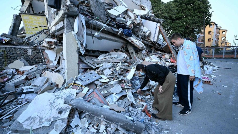 Pessoas procuram pertencimento entre os escombros de uma casa desabada após um terremoto em Pereira, Colômbia, em 11 de agosto de 2026. Voluntários e equipes de resgate colombianos limparam os escombros com as próprias mãos para procurar sobreviventes no início de 11 de agosto, depois que o terremoto mais forte do país em uma década matou pelo menos 169 pessoas e destruiu dezenas de edifícios. (Foto de Luis ACOSTA/AFP)
