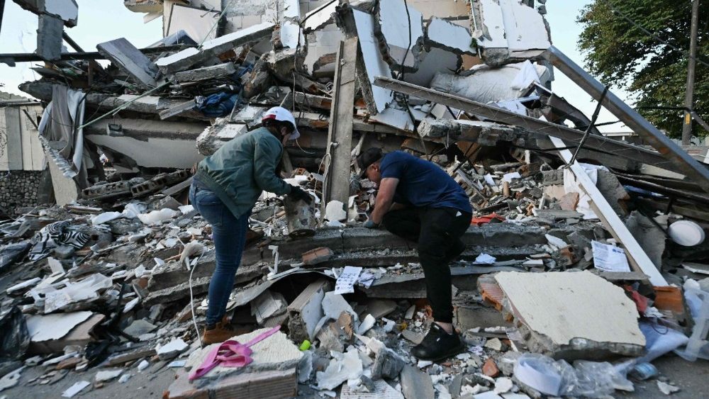 Pessoas removem os escombros de uma casa que desabou após um terremoto em Pereira, Colômbia, em 11 de agosto de 2026. Voluntários e socorristas colombianos removeram os escombros com as próprias mãos em busca de sobreviventes na madrugada de 11 de agosto, após o terremoto mais forte no país em uma década ter matado pelo menos 169 pessoas e destruído dezenas de prédios. (Foto de Luis ACOSTA / AFP)