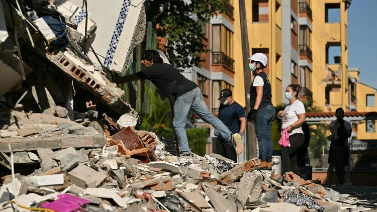 Kolumbijští záchranáři a dobrovolníci hledají přeživší, 11. 8. 2026