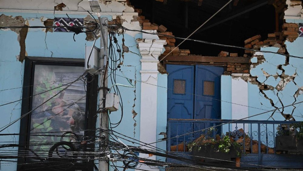 Uma casa destruída é mostrada após o terremoto em Roldanillo, Valle del Cauca, Colômbia, em 11 de agosto de 2026. Equipes de resgate, soldados e voluntários vasculharam os escombros de prédios residenciais e comerciais em toda a região oeste da Colômbia, numa corrida contra o tempo para encontrar sobreviventes após o terremoto mais forte do século no país, que matou pelo menos 241 pessoas e deixou muitas outras desabrigadas. (Foto de Raul Arboleda / AFP)
