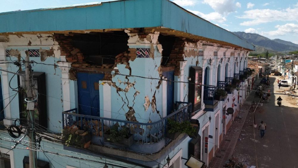 Uma casa destruída é mostrada após o terremoto em Roldanillo, Valle del Cauca, Colômbia, em 11 de agosto de 2026. Equipes de resgate, soldados e voluntários vasculharam os escombros de prédios residenciais e comerciais em toda a região oeste da Colômbia, numa corrida contra o tempo para encontrar sobreviventes após o terremoto mais forte no país em um século. (Foto de Raul Arboleda / AFP)