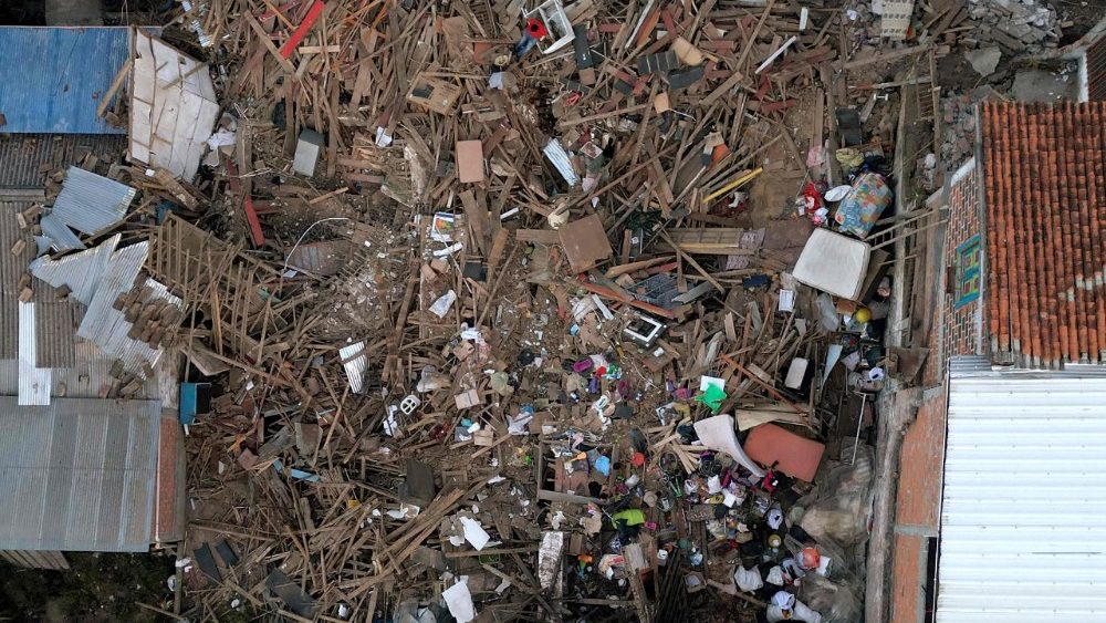Vista aérea mostra uma casa destruída após um terremoto em El Cairo, Valle del Cauca, Colômbia, em 11 de agosto de 2026. Equipes de resgate, soldados e voluntários vasculharam os escombros de prédios residenciais e comerciais em toda a região oeste da Colômbia, numa corrida contra o tempo para encontrar sobreviventes após o terremoto mais forte do século no país, que matou pelo menos 241 pessoas e deixou muitas outras desabrigadas. (Foto de Raul Arboleda / AFP)