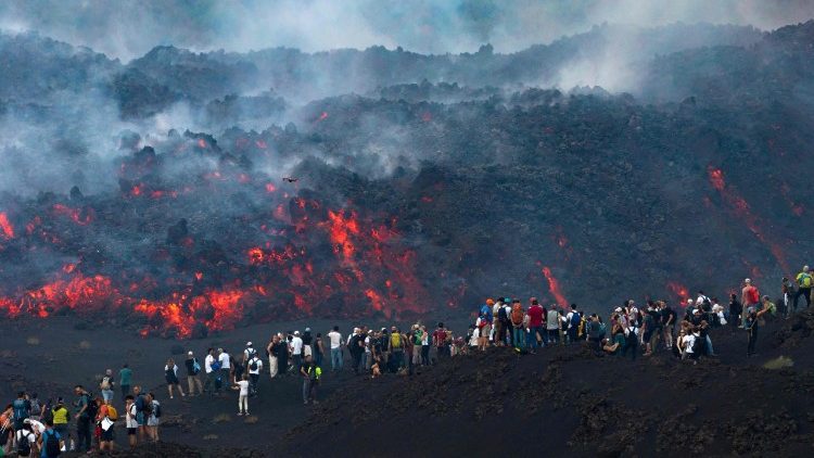 Il vulcano Etna, in Sicilia, in eruzione dal 7 agosto
