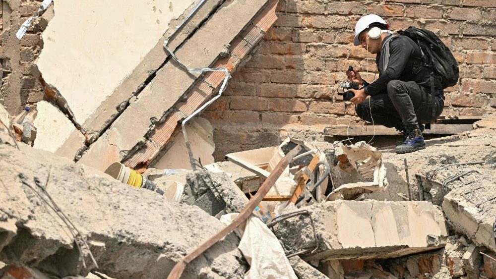 Um socorrista usa um microfone para ouvir possíveis vítimas durante a busca por sobreviventes em meio aos escombros de um prédio que desabou após um terremoto em Pereira, Colômbia, em 12 de agosto de 2026. Socorristas, soldados e voluntários vasculharam prédios de apartamentos e escritórios que desabaram em toda a região oeste da Colômbia, numa corrida contra o tempo para encontrar sobreviventes após o terremoto mais forte do século no país, que matou pelo menos 239 pessoas e deixou muitas outras desabrigadas em 10 de agosto de 2026. O terremoto de magnitude 7,4 feriu mais de 1.670 pessoas, segundo dados das autoridades municipais. (Foto de Luis ACOSTA / AFP)
