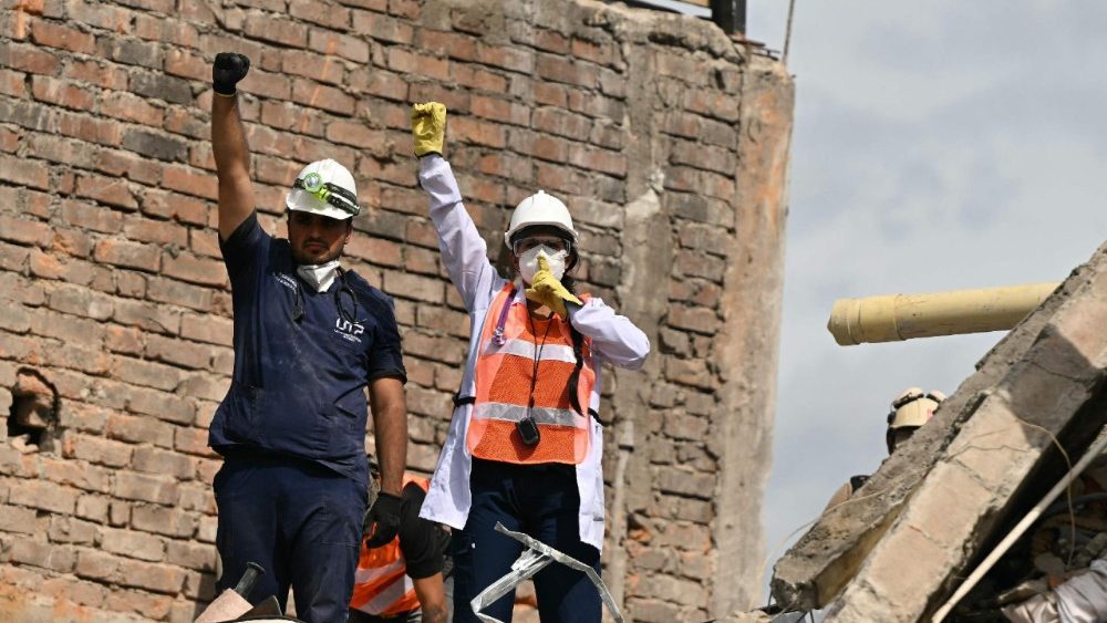 Equipes de resgate pedem silêncio enquanto buscam sobreviventes em meio aos escombros de um prédio que desabou após um terremoto em Pereira, Colômbia, em 12 de agosto de 2026. Socorristas, soldados e voluntários vasculharam prédios de apartamentos e escritórios que desabaram em toda a região oeste da Colômbia, numa corrida contra o tempo para encontrar sobreviventes após o terremoto mais forte do século no país, que matou pelo menos 239 pessoas e deixou muitas outras desabrigadas em 10 de agosto de 2026. O terremoto de magnitude 7,4 feriu mais de 1.670 pessoas, segundo dados das autoridades municipais. (Foto de Luis ACOSTA / AFP)
