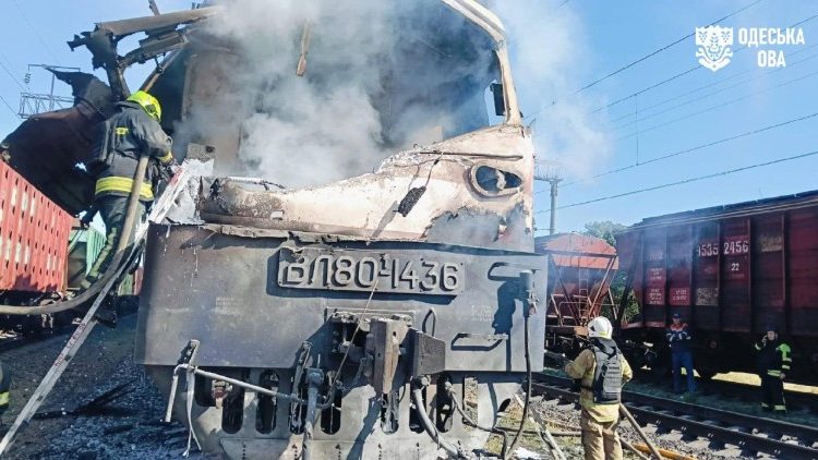 Nesta fotografia divulgada pela Administra&ccedil;&atilde;o Militar Regional de Odessa em 13 de agosto de 2026, equipes de resgate ucranianas trabalham para extinguir um inc&ecirc;ndio na locomotiva de um trem ap&oacute;s um ataque a&eacute;reo em um local n&atilde;o divulgado na regi&atilde;o de Odessa, em meio &agrave; invas&atilde;o russa da Ucr&acirc;nia. Um ataque de drone russo contra um trem que transportava centenas de passageiros no sul da Ucr&acirc;nia matou duas pessoas em 13 de agosto de 2026, disseram autoridades ucranianas. (Photo by Handout / Odesa Regional Military Administration / AFP) 