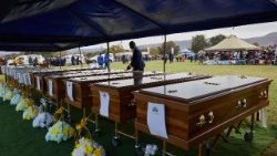 A zimbabwei Kariba-tavon a kompbalesetben elhunytak temetési szertartása