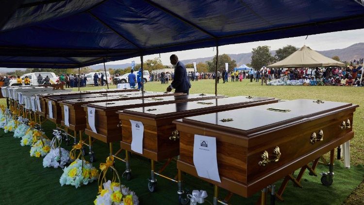 A zimbabwei Kariba-tavon a kompbalesetben elhunytak temetési szertartása