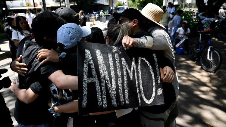 Pessoas se abra&ccedil;am em uma cabine de abra&ccedil;os enquanto seguram uma placa que diz em espanhol "&Acirc;nimo!", tr&ecirc;s dias ap&oacute;s um terremoto de magnitude 7,4 em Cali, Col&ocirc;mbia, em 13 de agosto de 2026. Equipes de resgate na Col&ocirc;mbia faziam esfor&ccedil;os finais para localizar sobreviventes do terremoto no in&iacute;cio da manh&atilde; de 13 de agosto de 2026, quando a janela cr&iacute;tica de 72 horas para as opera&ccedil;&otilde;es de resgate se aproximava do fim. (Foto de Raul Arboleda / AFP)