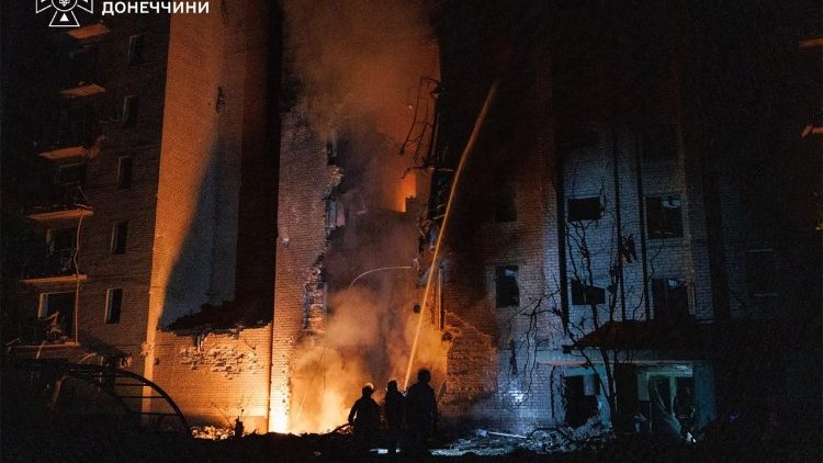 Esta fotografia, divulgada pelo Servi&ccedil;o de Emerg&ecirc;ncia da Ucr&acirc;nia em 14 de agosto de 2026, mostra equipes de resgate ucranianas trabalhando para extinguir um inc&ecirc;ndio em um pr&eacute;dio residencial danificado ap&oacute;s um ataque a&eacute;reo em Kramatorsk, regi&atilde;o de Donetsk, em meio &agrave; invas&atilde;o russa da Ucr&acirc;nia. Ataques russos mataram pelo menos uma pessoa e feriram outras 15 na cidade de Kramatorsk, no leste da Ucr&acirc;nia, disseram as autoridades em 13 de agosto de 2026. Mais de quatro anos ap&oacute;s o in&iacute;cio da ofensiva em larga escala da R&uacute;ssia contra a Ucr&acirc;nia, os dois pa&iacute;ses em guerra intensificam os ataques de longo alcance, causando um n&uacute;mero crescente de v&iacute;timas civis. (Photo by Handout / UKRAINIAN EMERGENCY SERVICE / AFP)