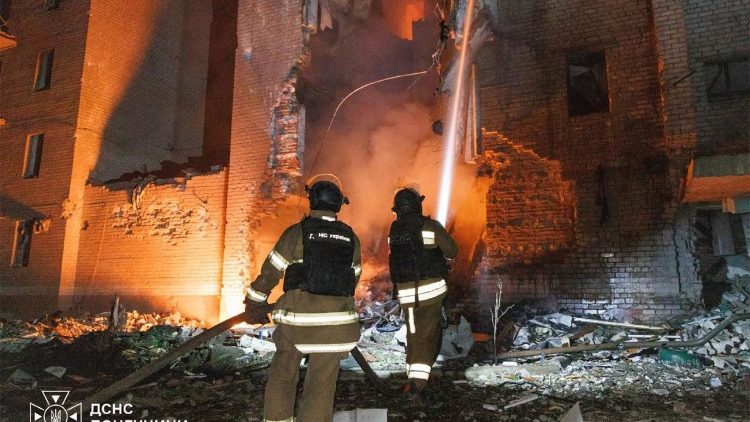 Esta fotografia, divulgada pelo Servi&ccedil;o de Emerg&ecirc;ncia da Ucr&acirc;nia em 14 de agosto de 2026, mostra equipes de resgate ucranianas trabalhando para extinguir um inc&ecirc;ndio em um pr&eacute;dio residencial danificado ap&oacute;s um ataque a&eacute;reo em Kramatorsk, regi&atilde;o de Donetsk, em meio &agrave; invas&atilde;o russa da Ucr&acirc;nia. Ataques russos mataram pelo menos uma pessoa e feriram outras 15 na cidade de Kramatorsk, no leste da Ucr&acirc;nia, disseram as autoridades em 13 de agosto de 2026. Mais de quatro anos ap&oacute;s o in&iacute;cio da ofensiva em larga escala da R&uacute;ssia contra a Ucr&acirc;nia, os dois pa&iacute;ses em guerra intensificam os ataques de longo alcance, causando um n&uacute;mero crescente de v&iacute;timas civis. (Photo by Handout / UKRAINIAN EMERGENCY SERVICE / AFP)