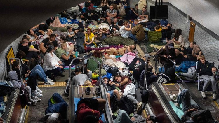 Pessoas se abrigam em uma esta&ccedil;&atilde;o de metr&ocirc; durante o ataque de m&iacute;sseis russos a Kiev, na madrugada de 30 de julho de 2026, em meio &agrave; invas&atilde;o russa da Ucr&acirc;nia. (Foto de OLEKSII FILIPPOV / AFP)