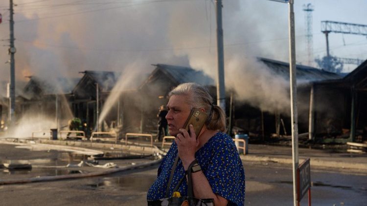 Uma mulher fala ao telefone no local de um ataque russo em Kiev, em 16 de agosto de 2026, em meio &agrave; invas&atilde;o russa da Ucr&acirc;nia. Os ataques russos mataram uma pessoa e feriram pelo menos outras sete na Ucr&acirc;nia, disseram as autoridades em 16 de agosto, enquanto autoridades de Moscou relataram ter abatido mais de 100 drones que se dirigiam para a capital. (Foto de Tetiana DZHAFAROVA / AFP)