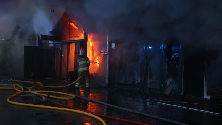 Um socorrista ucraniano usa uma mangueira de &aacute;gua enquanto tenta apagar um inc&ecirc;ndio no local de um ataque russo em Kiev, em 16 de agosto de 2026, durante a invas&atilde;o russa da Ucr&acirc;nia. Os ataques russos mataram uma pessoa e feriram pelo menos outras sete na Ucr&acirc;nia, disseram as autoridades em 16 de agosto, enquanto autoridades de Moscou relataram ter abatido mais de 100 drones que se dirigiam para a capital. (Foto: AFP)