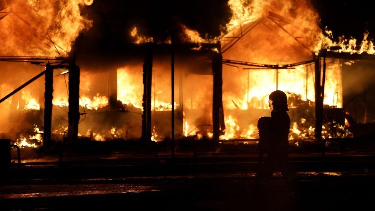 Um socorrista ucraniano trabalha no local de um ataque russo em Kiev, em 16 de agosto de 2026, em meio &agrave; invas&atilde;o russa da Ucr&acirc;nia. Ataques russos mataram uma pessoa e feriram pelo menos outras sete na Ucr&acirc;nia, disseram as autoridades em 16 de agosto, enquanto autoridades de Moscou relataram ter abatido mais de 100 drones que se dirigiam para a capital. (Foto: AFP)