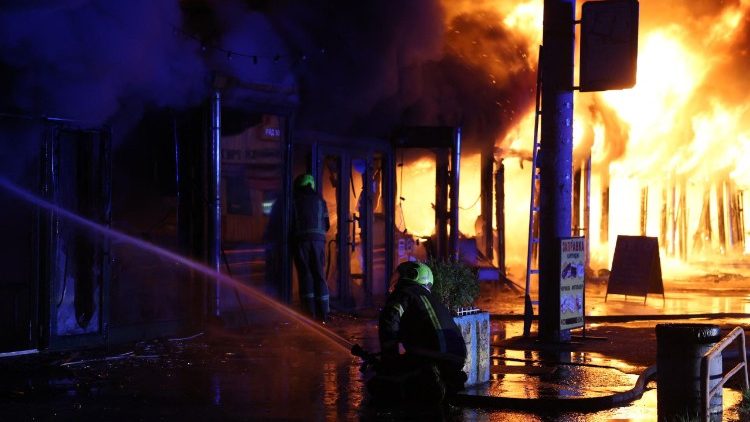 Equipes de resgate ucranianas usam uma mangueira para apagar um inc&ecirc;ndio no local de um ataque russo em Kiev, em 16 de agosto de 2026, durante a invas&atilde;o russa da Ucr&acirc;nia. Os ataques russos mataram uma pessoa e feriram pelo menos outras sete na Ucr&acirc;nia, disseram as autoridades em 16 de agosto, enquanto autoridades de Moscou relataram ter abatido mais de 100 drones que se dirigiam para a capital. (Foto: AFP)