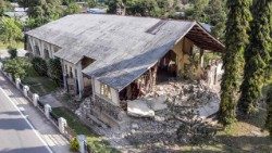 I danni all'auditorium adiacente alla chiesa di San Giuseppe, nella località di Kisol
